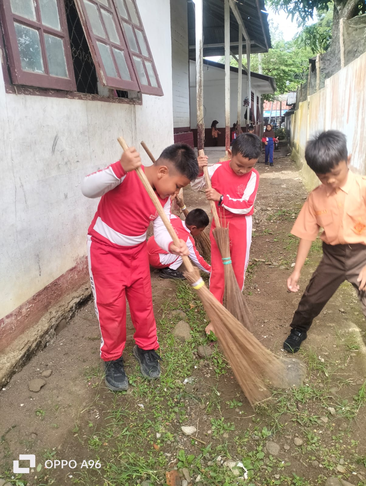 Kegiatan Gotong Royong Kebersihan Lingkungan Sekolah